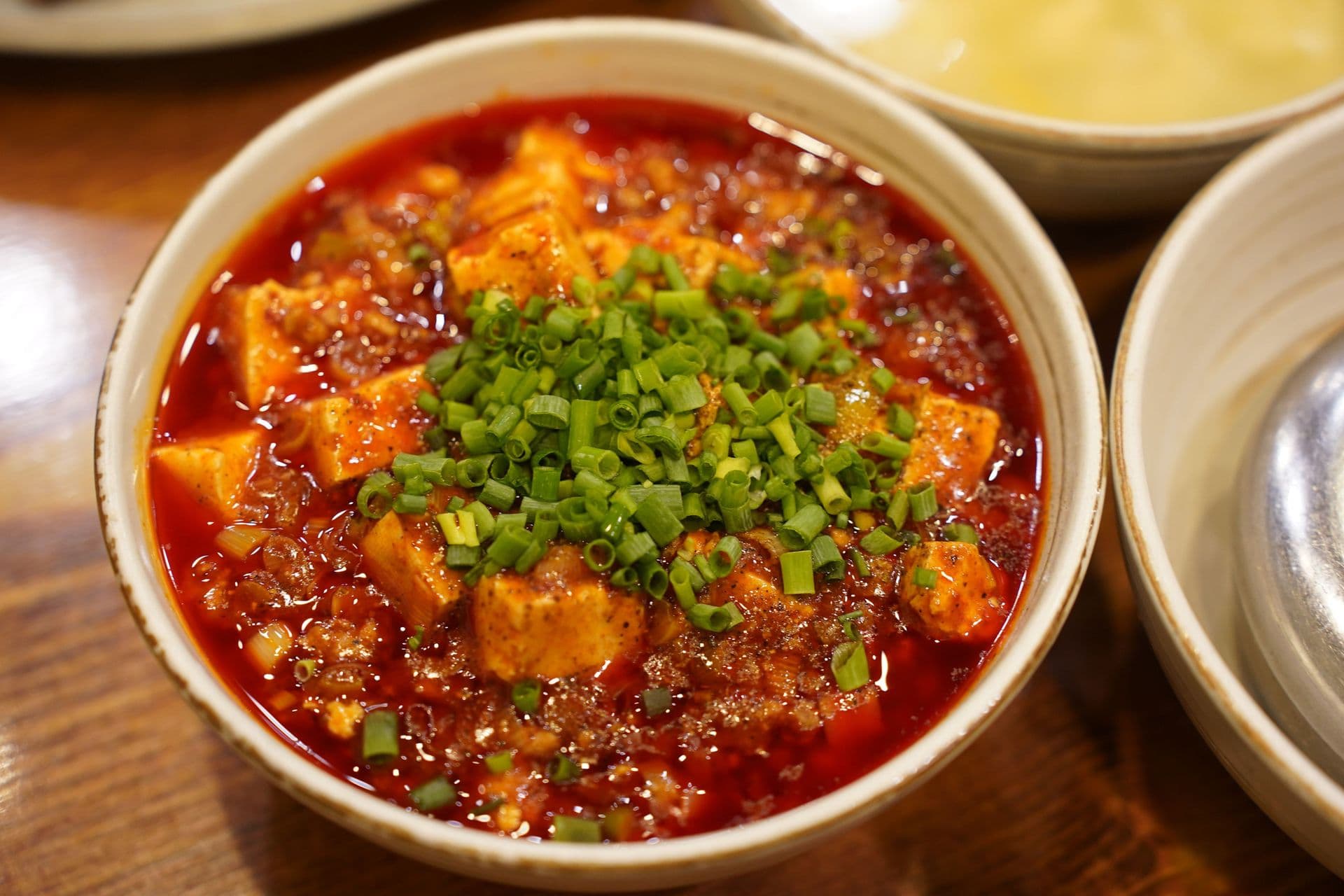 잘게 썬 파를 올린 오향가 마파두부