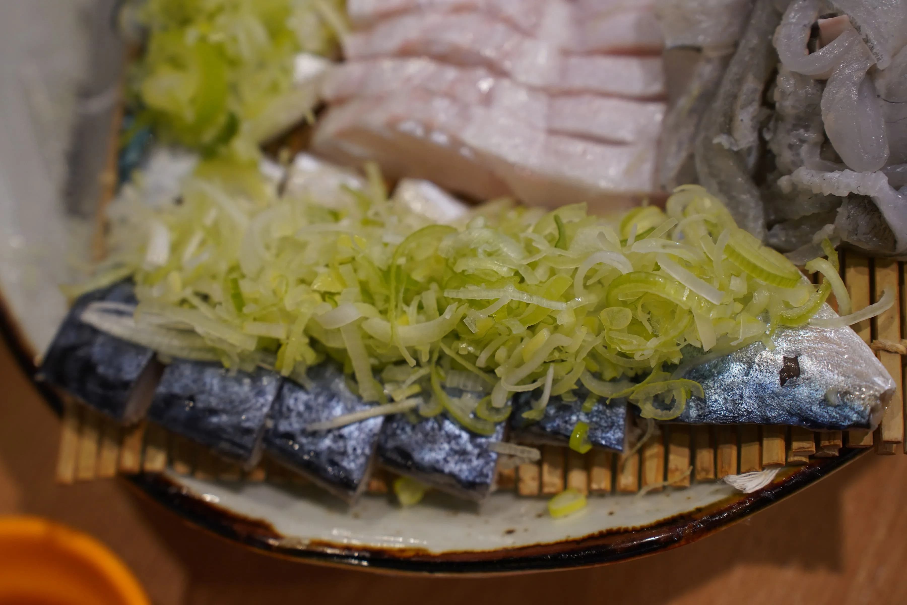 잘게 썬 파를 넉넉히 올린 청조 다도해수산의 고등어