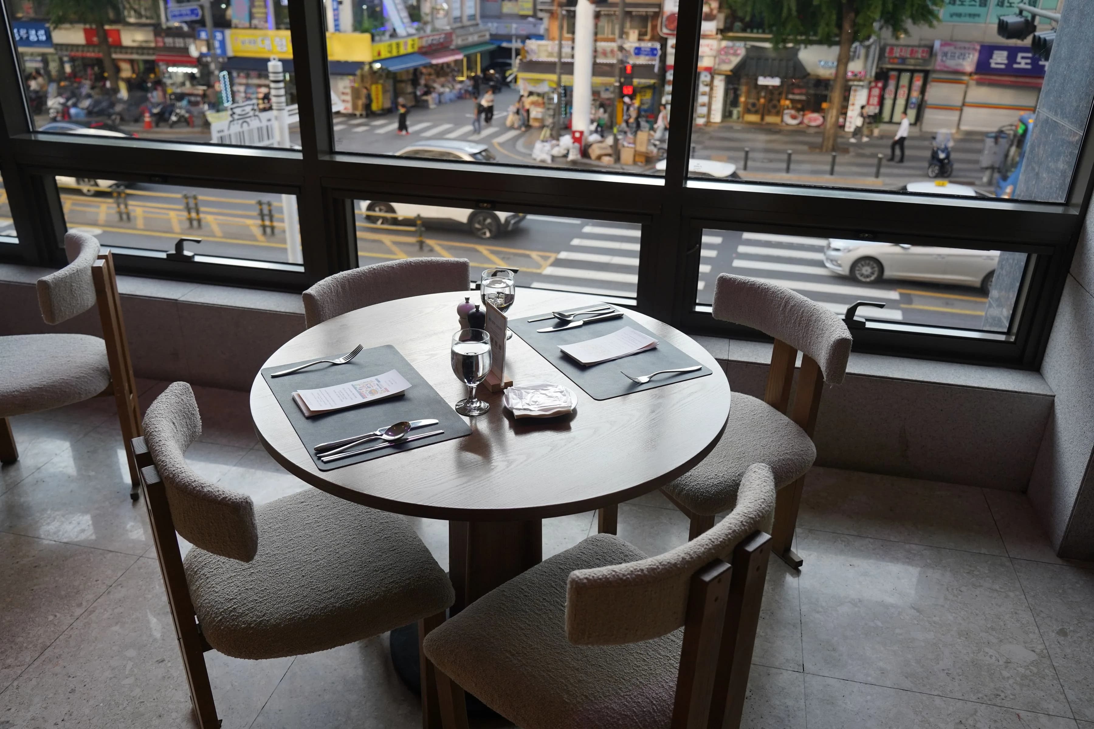 52 마켓 플레이스의 창가 원형 테이블과 실내